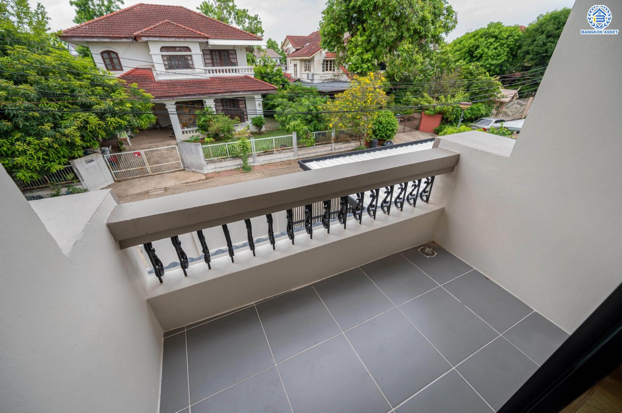 บ้านมือสองตกแต่งใหม่ คุณภาพแบรนด์ LH โครงการ ชลลดา บางบัวทอง เนื้อที่ 83 ตร.ว. ตกแต่งหรูหรา ฟังก์ชันจัดเต็ม 5 ห้องนอน 3 ห้องน้ำ จอดรถได้ 2 คัน พร้อม Facilities ครบ! บนทำเลคุณภาพ เชื่อมต่อได้หลายเส้นทาง ใกล้เซ็นทรัลเวสต์เกต และรถไฟฟ้า "สถานีบางพลู"